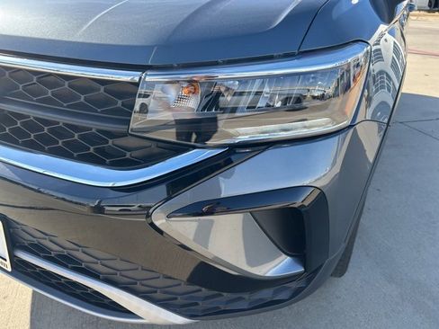 Used 2022 Volkswagen Taos SE image 4