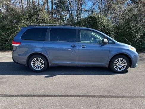 Used 2014 Toyota Sienna XLE image 2