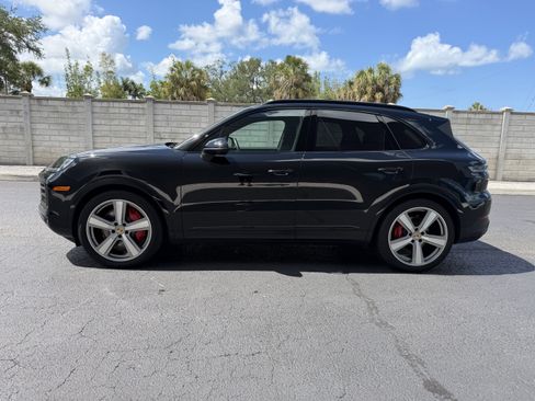 Certified 2024 Porsche Cayenne S AWD/4WD image 2