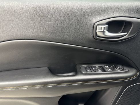 Used 2020 Jeep Compass Latitude w/ Popular Equipment Group FWD image 32