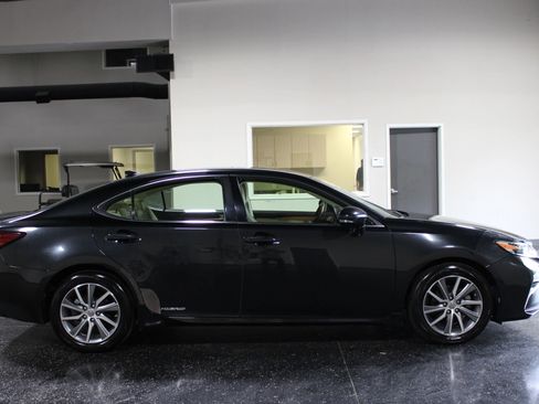 Used 2016 Lexus ES 300h w/ Luxury Package w/Wood Trim FWD image 2