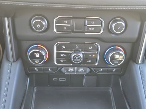 Used 2023 Chevrolet Suburban LT w/ Luxury Package image 29