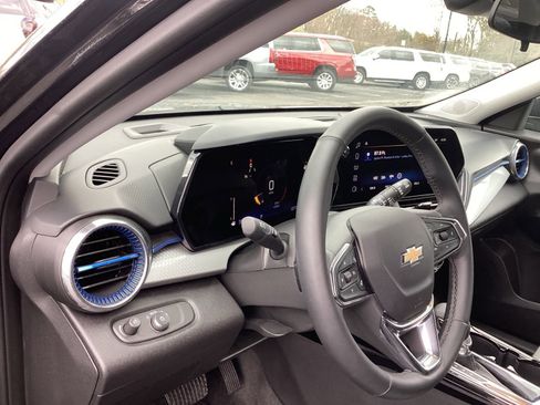 Used 2025 Chevrolet Trax LT w/ LT Convenience Package image 9