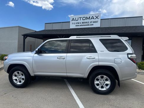 Used 2017 Toyota 4Runner SR5 AWD/4WD image 8