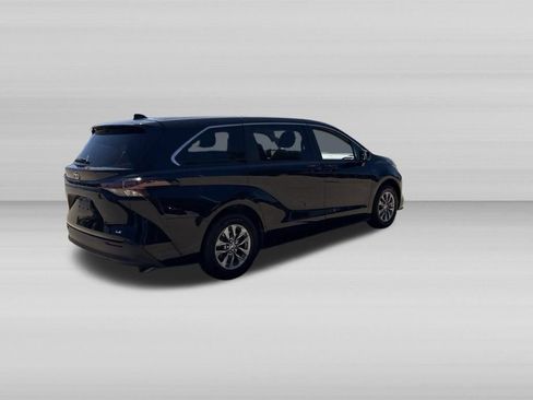 Used 2025 Toyota Sienna LE FWD image 5