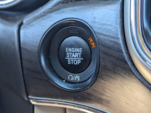 Used 2017 Jeep Grand Cherokee Overland AWD/4WD image 34
