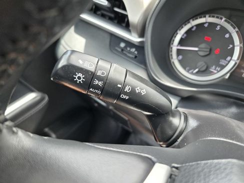 Used 2025 Toyota Highlander LE FWD image 21