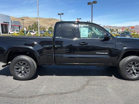 Used 2022 Toyota Tacoma SR5 w/ SR5 Appearance Package (SM) image 2