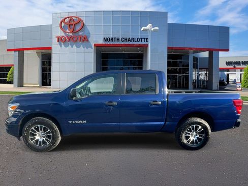 Used 2022 Nissan Titan SV image 5