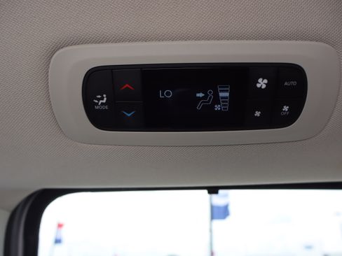 Used 2024 Chrysler Pacifica Touring-L FWD image 25
