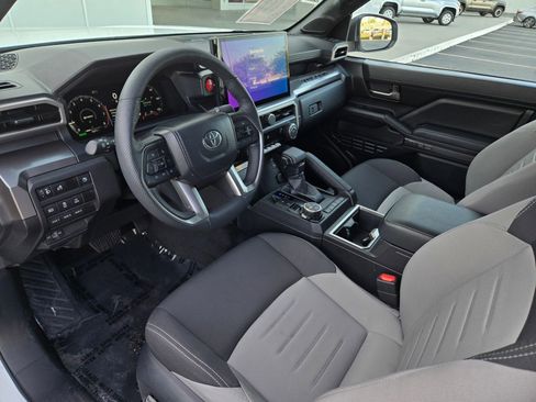 Certified 2025 Toyota Tacoma TRD Off-Road AWD/4WD image 8