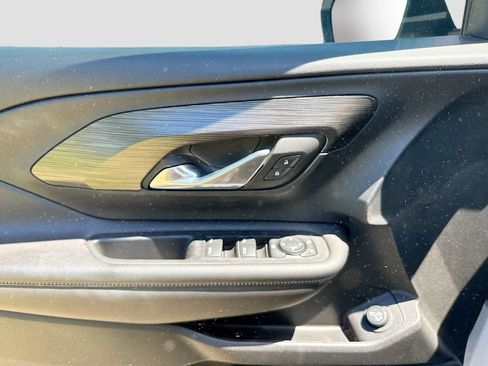 Used 2023 GMC Terrain SLE w/ Driver Convenience Package FWD image 9