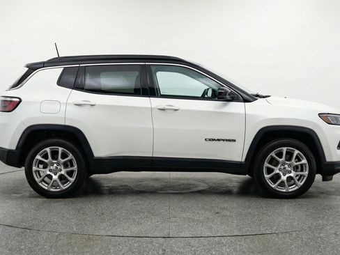 Used 2025 Jeep Compass Limited image 11