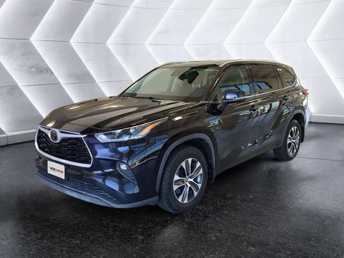 Used 2021 Toyota Highlander XLE image 3