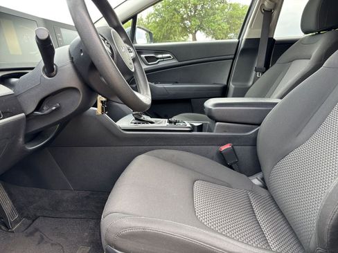 Used 2024 Kia Sportage LX image 27