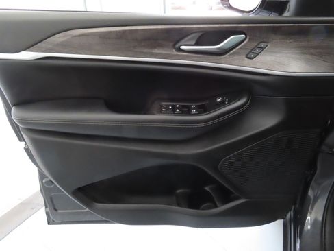 Used 2024 Jeep Grand Cherokee Limited image 11