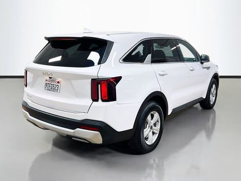 Certified 2025 Kia Sorento LX image 7