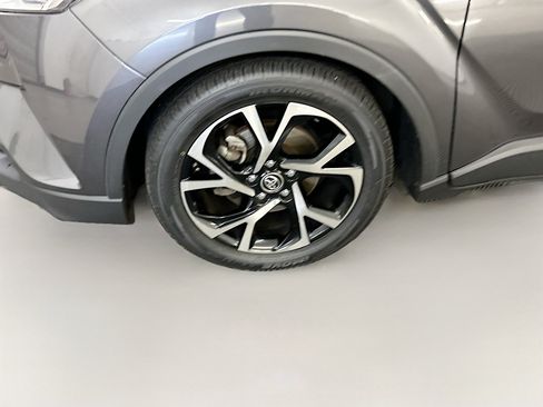 Used 2019 Toyota C-HR XLE FWD image 11