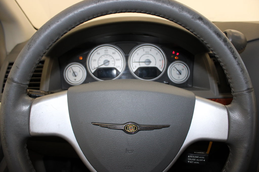 Used 2009 Chrysler Town & Country Touring FWD image 19
