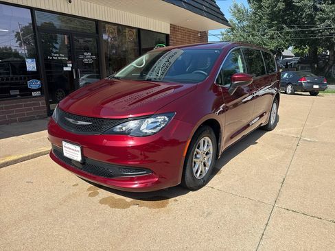 Used 2023 Chrysler Voyager LX FWD image 2