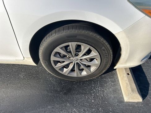 Used 2015 Toyota Camry LE image 2