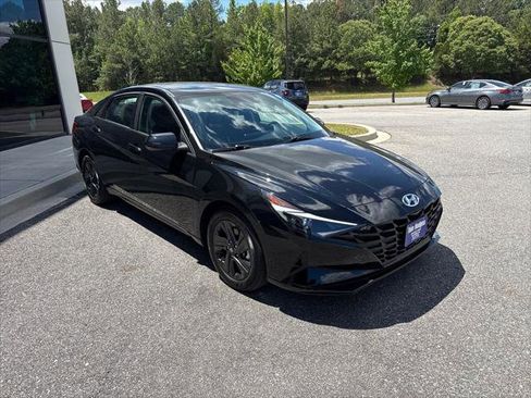 Used 2023 Hyundai Elantra SEL w/ Preferred Accessory Package FWD image 3