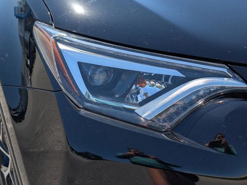 Used 2018 Toyota RAV4 SE w/ Power Extra Value Package FWD image 4
