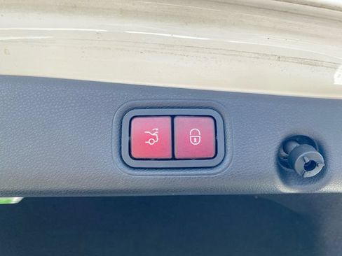 Used 2018 Mercedes-Benz E 300 image 41