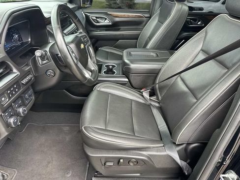Used 2024 Chevrolet Suburban Premier w/ Premium Package AWD/4WD image 19