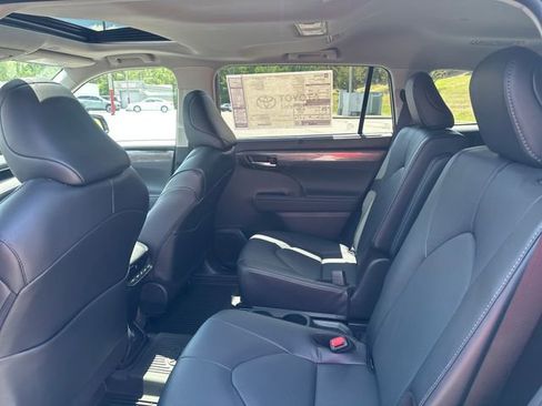 New 2026 Toyota Highlander Limited AWD/4WD image 18