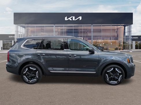 Certified 2024 Kia Telluride S image 3