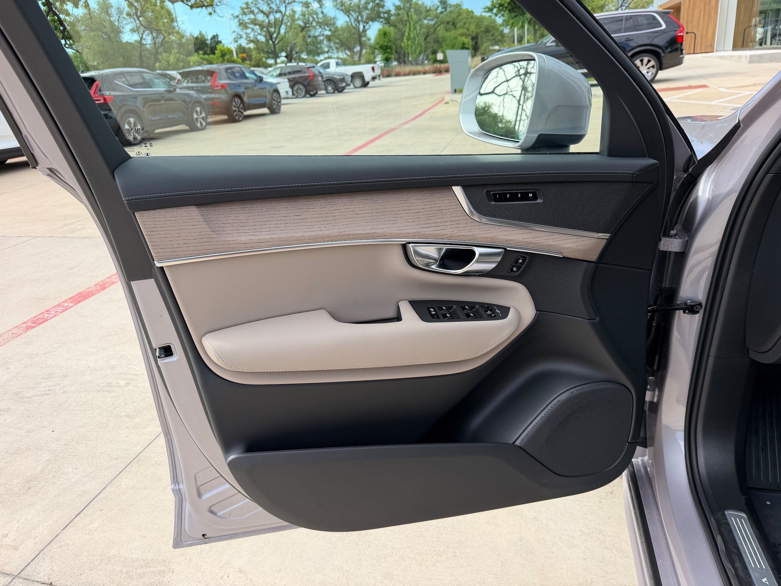 New 2026 Volvo XC90 B6 Plus w/ Protection Package Premier AWD/4WD image 17