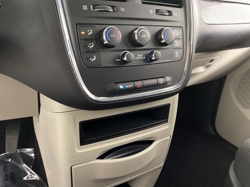 Used 2018 Dodge Grand Caravan SE w/ UConnect Hands-Free Group FWD image 33