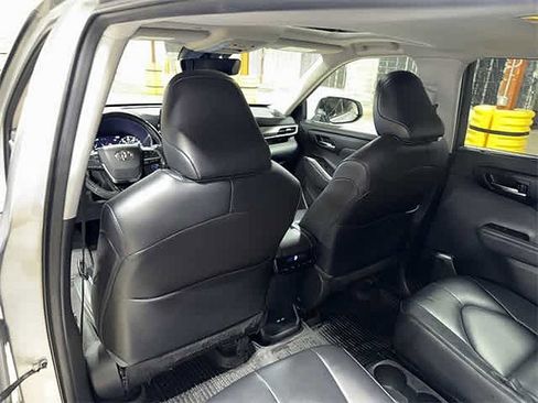 Certified 2021 Toyota Highlander XLE image 64