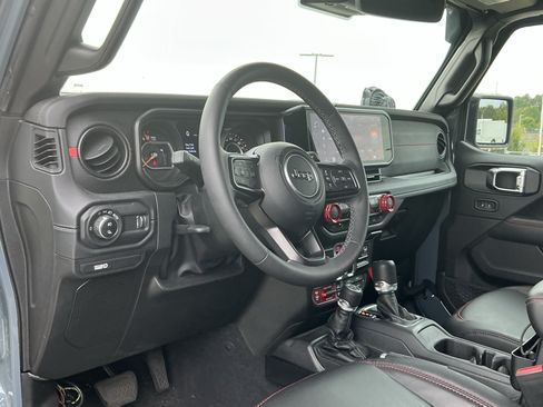 Used 2025 Jeep Gladiator Rubicon AWD/4WD image 19