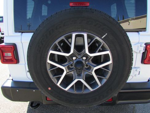 Used 2025 Jeep Wrangler Unlimited Sahara image 10