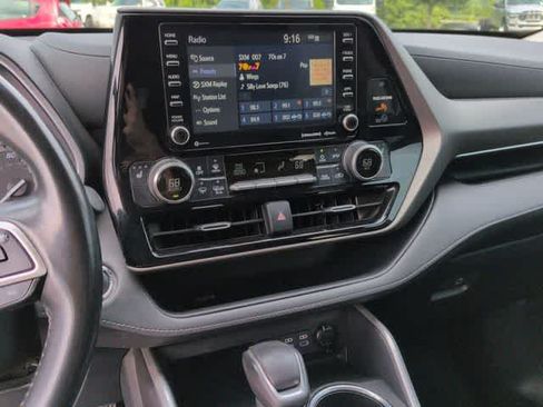 Used 2022 Toyota Highlander XLE FWD image 28