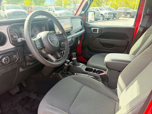 Used 2025 Jeep Gladiator Sport image 12