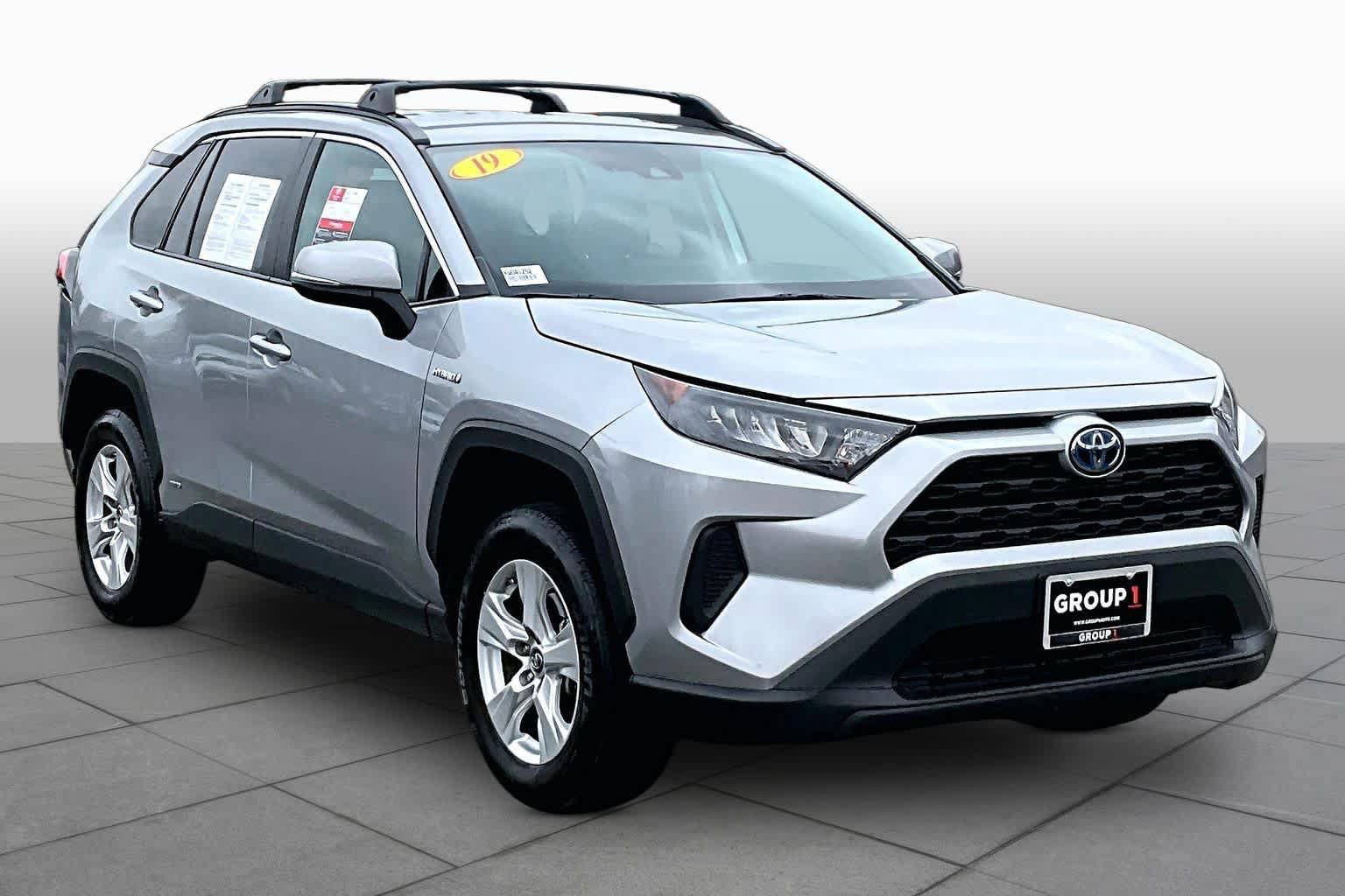Used 2019 Toyota RAV4 LE w/ Carpet Mat Package AWD/4WD image 2
