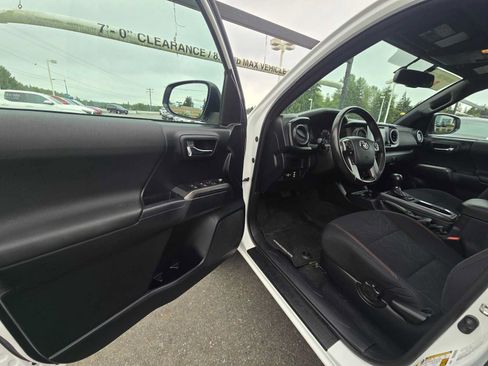 Certified 2016 Toyota Tacoma TRD Sport w/ Premium & Technology Package AWD/4WD image 20