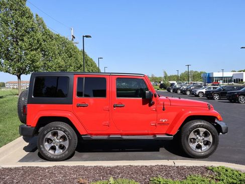 Used 2017 Jeep Wrangler Unlimited Sahara w/ Connectivity Group AWD/4WD image 9