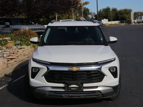 Used 2025 Chevrolet TrailBlazer LT image 2