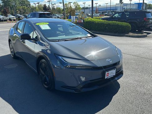 Certified 2025 Toyota Prius LE FWD image 10