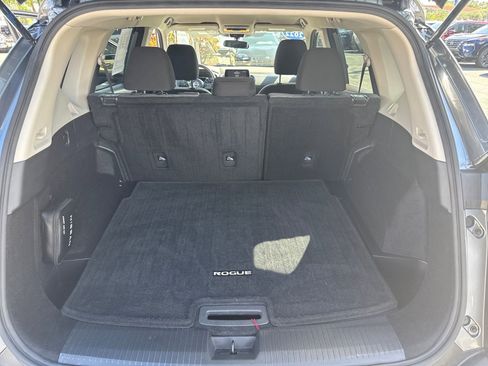 Certified 2022 Nissan Rogue SV FWD image 36