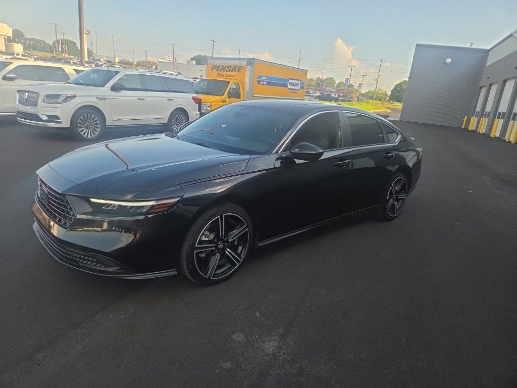 Used 2025 Honda Accord Sport image 3