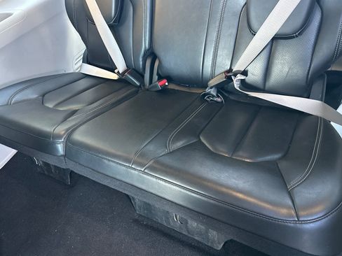 Used 2023 Chrysler Pacifica Touring-L image 17