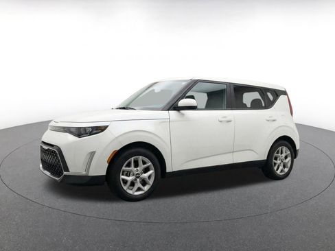 Used 2025 Kia Soul LX w/ LX Technology Package FWD image 3