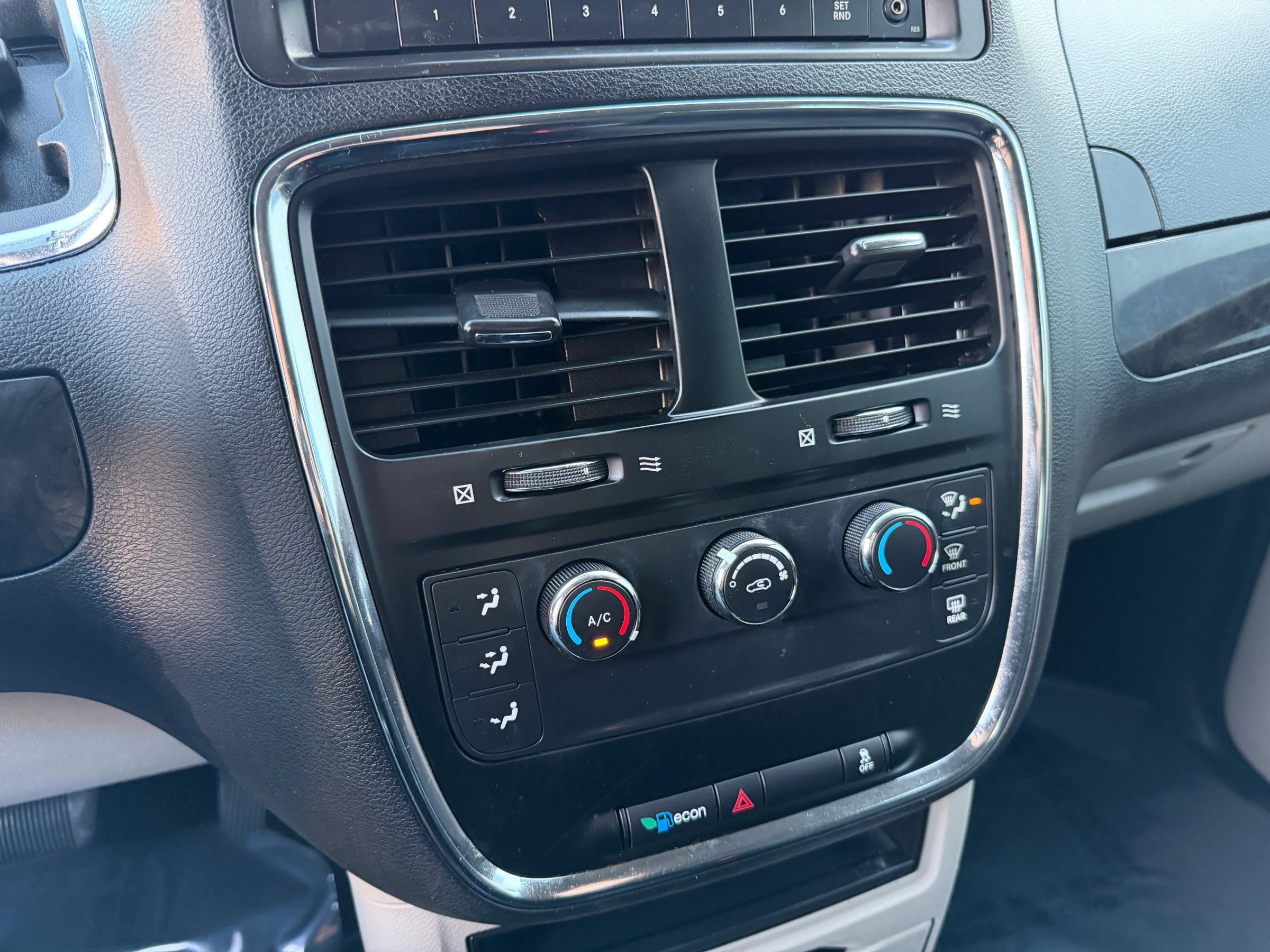 Used 2016 Dodge Grand Caravan American Value Package w/ UConnect Hands-Free Group FWD image 13