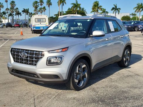 Used 2023 Hyundai Venue SEL FWD image 3