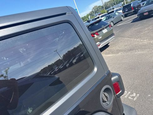 Used 2018 Jeep Wrangler Sport AWD/4WD image 11